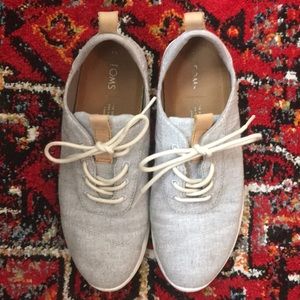 LIKE NEW Toms Sneakers